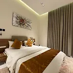 شقة غرفة وصالة وجلسة خارجية بالعارض ٨