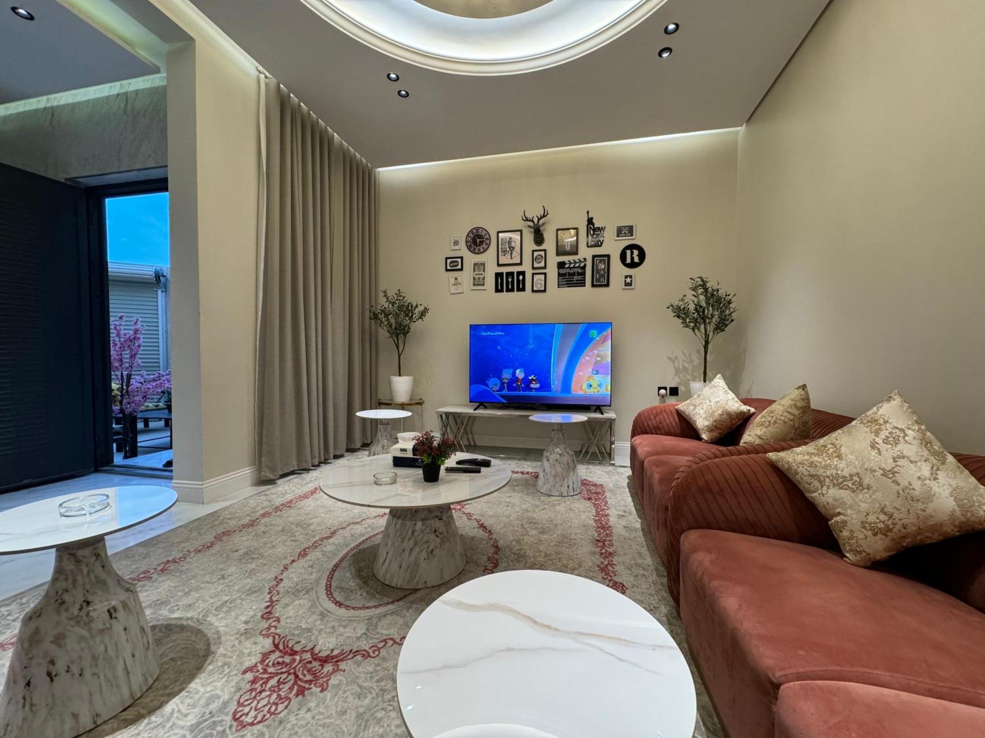 غرفة وصالة وجلسة خارجية بالعارض ٨ Apartment *